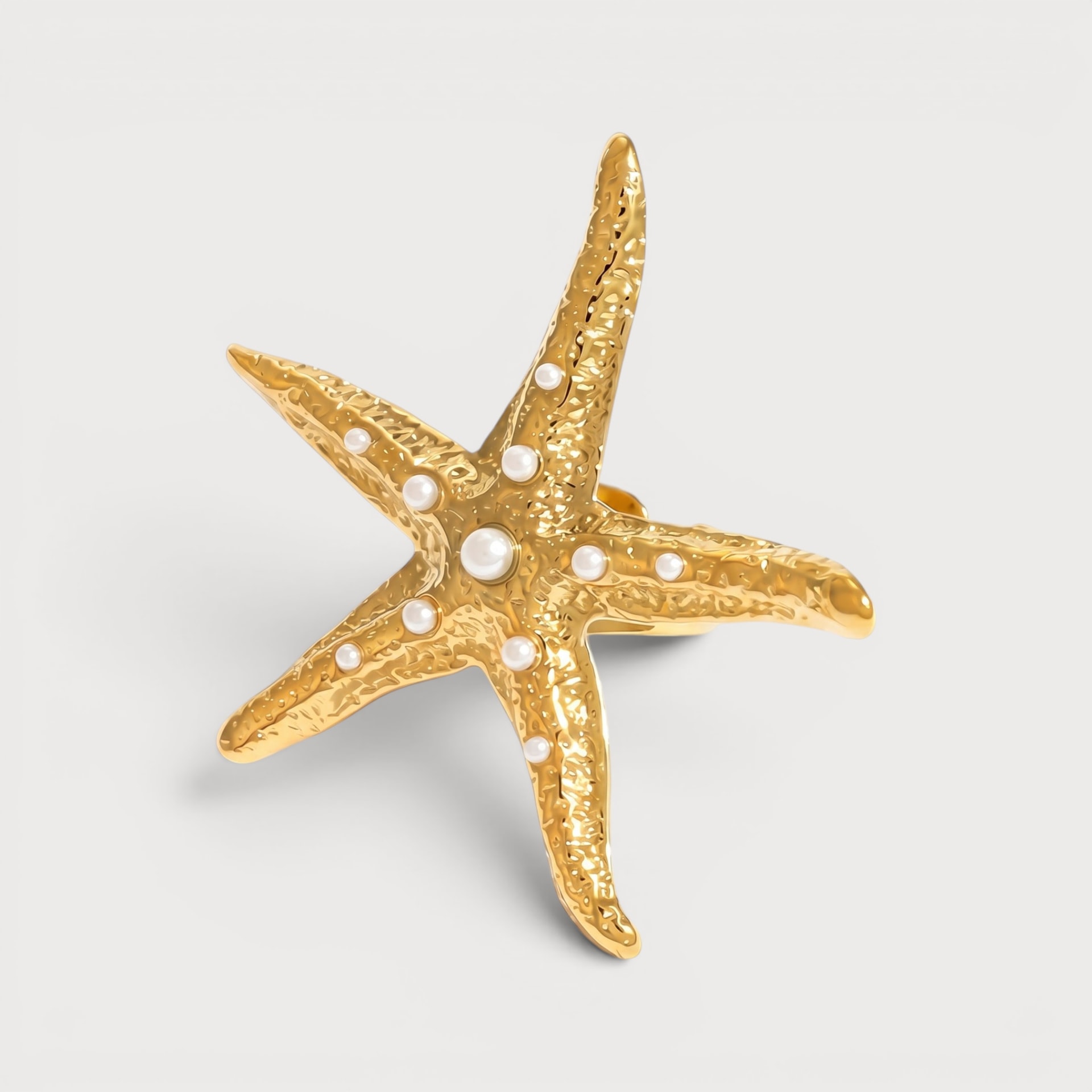 Bague Fulvia dorée à étoile de mer texturée, ponctuée de petits détails blancs
