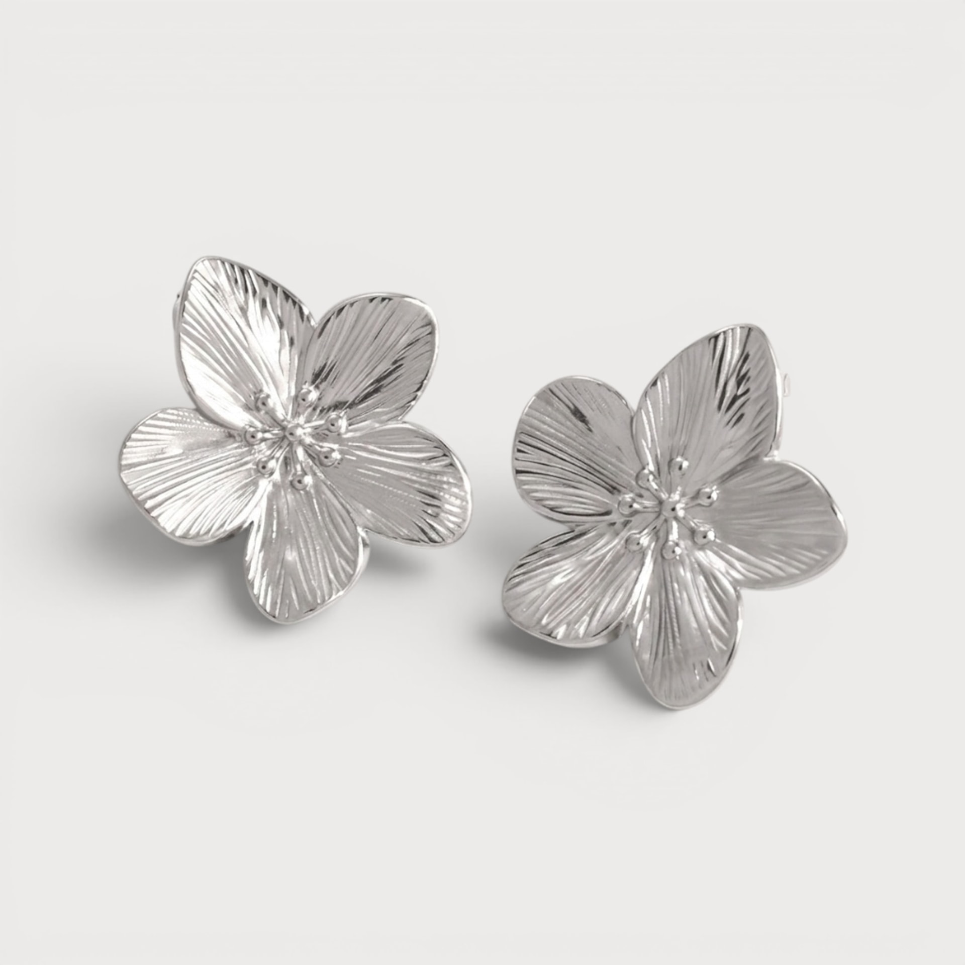 Boucles d’oreilles fleurs veinées en acier inoxydable argenté
