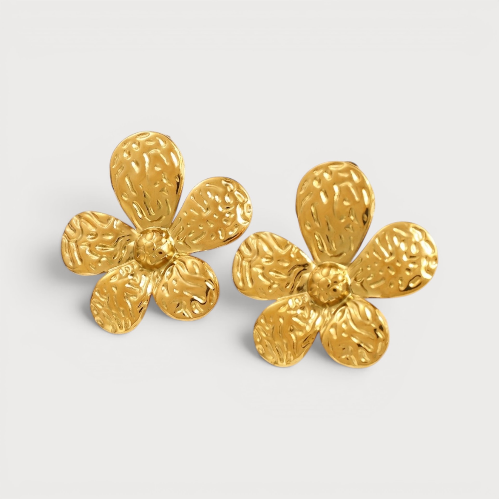 Boucles d’oreilles fleurs martelées en acier inoxydable doré