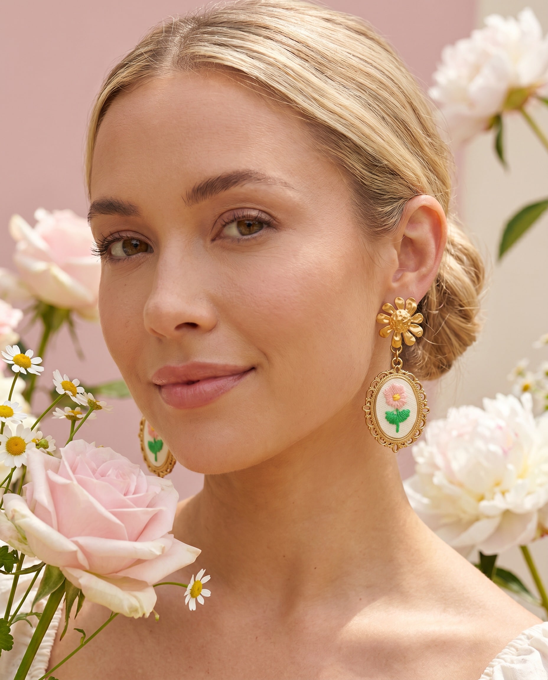 Boucles d'oreilles Coralie portées — Bloom × Blaze.