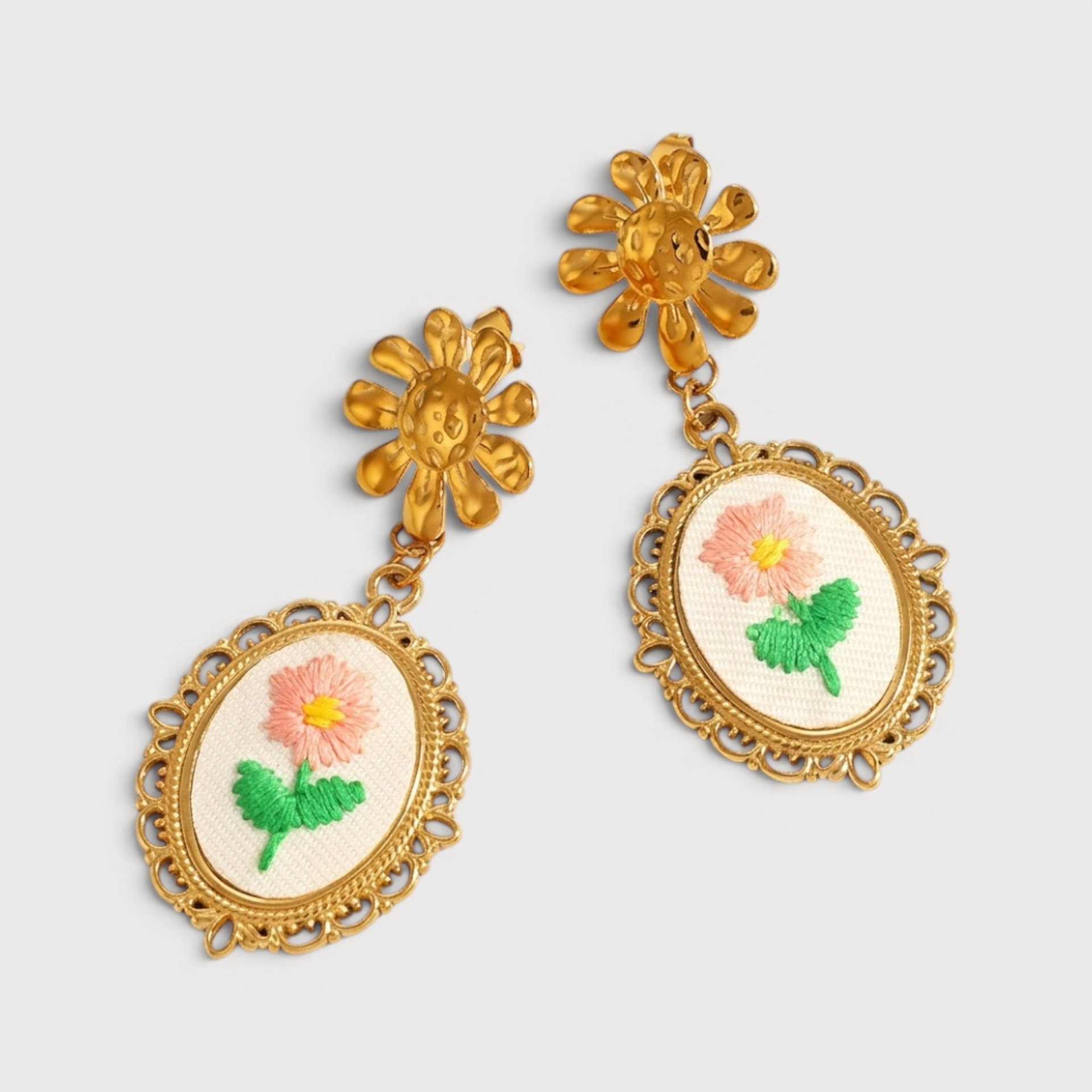Puces d’oreilles marguerite et pendants brodés en acier inoxydable doré mat