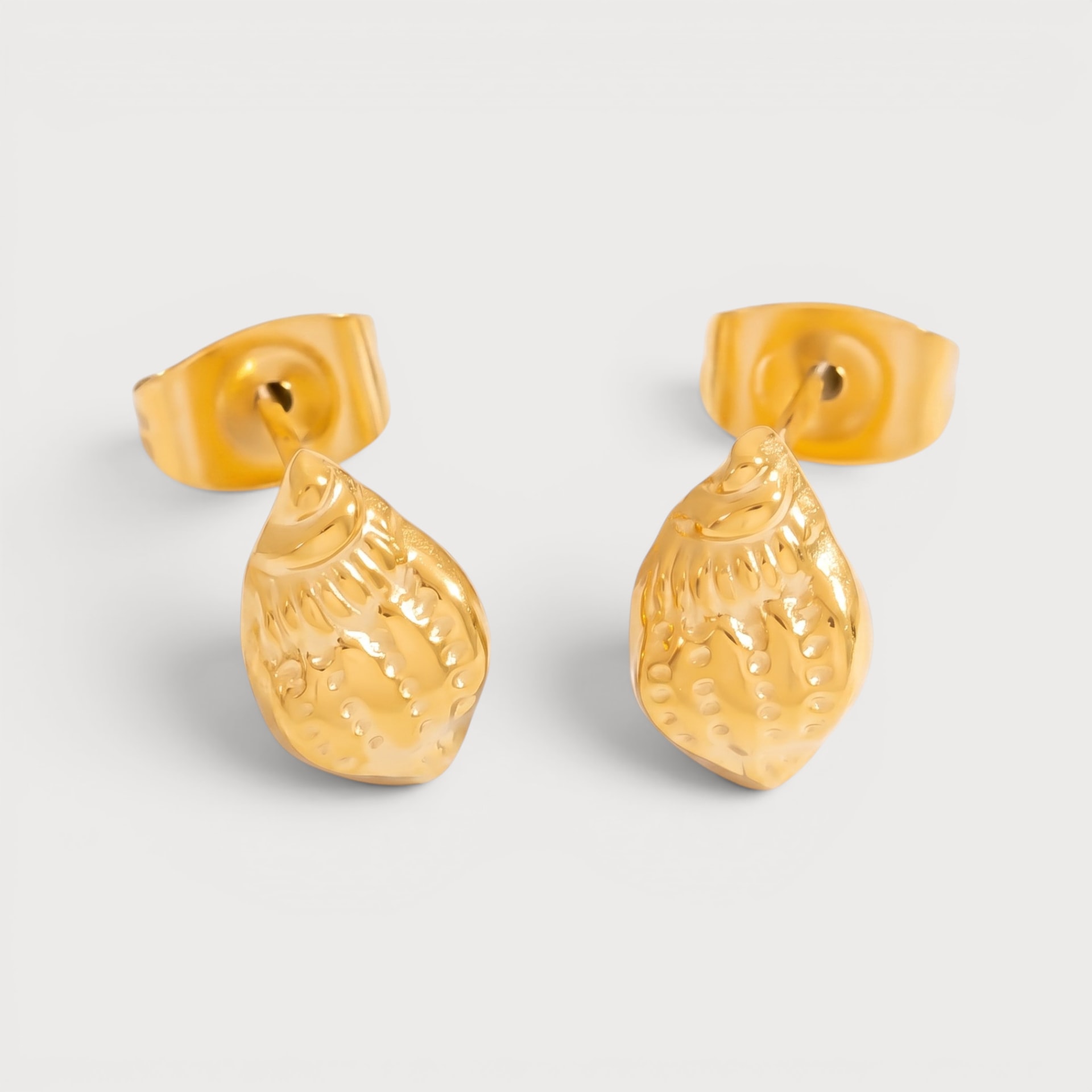 Boucles d’oreilles puces coquillage stylisé en acier inoxydable doré
