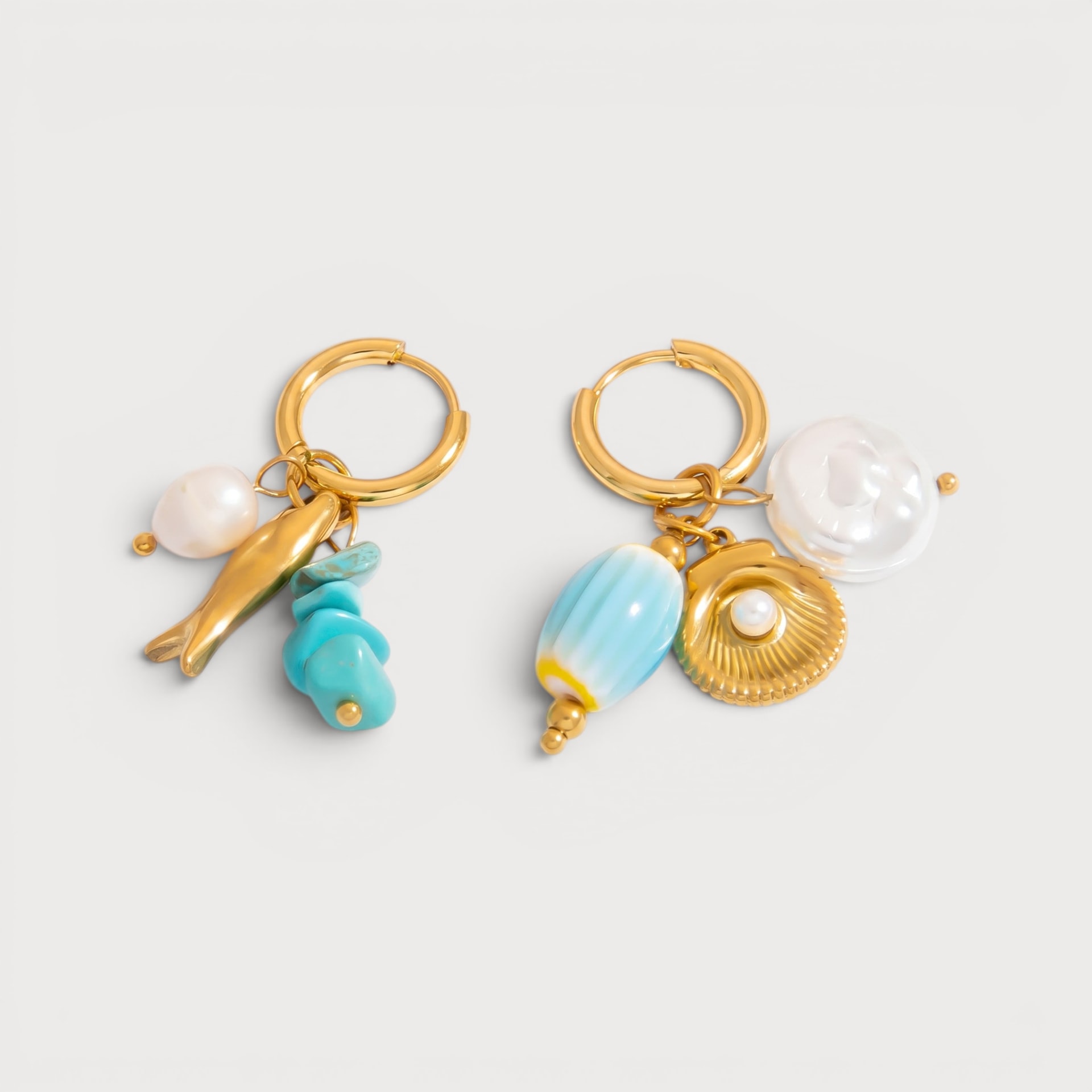 Boucles d’oreilles créoles asymétriques poisson et coquillage, doré