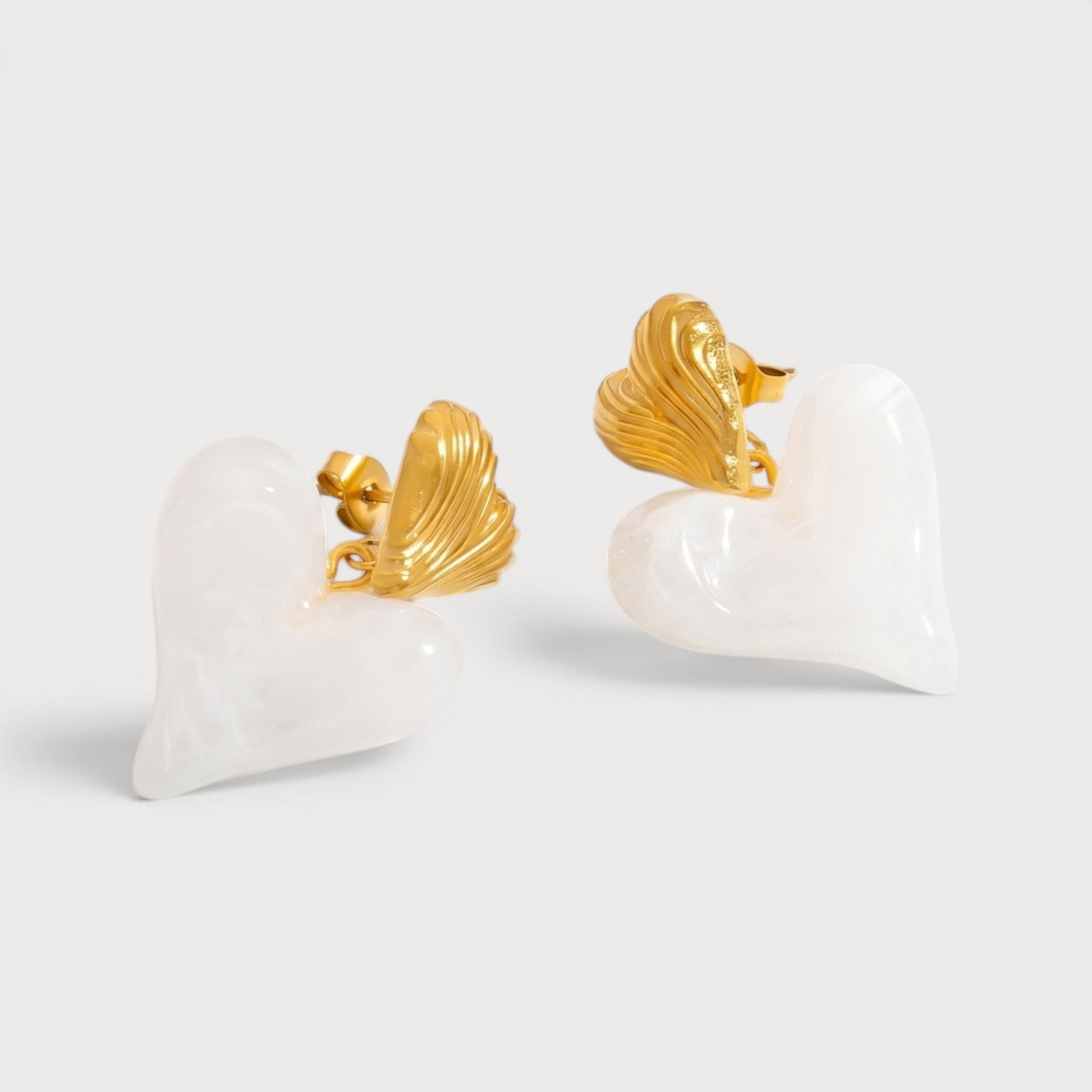 Boucles Wassila, petite coquille dorée et grand cœur blanc irisé