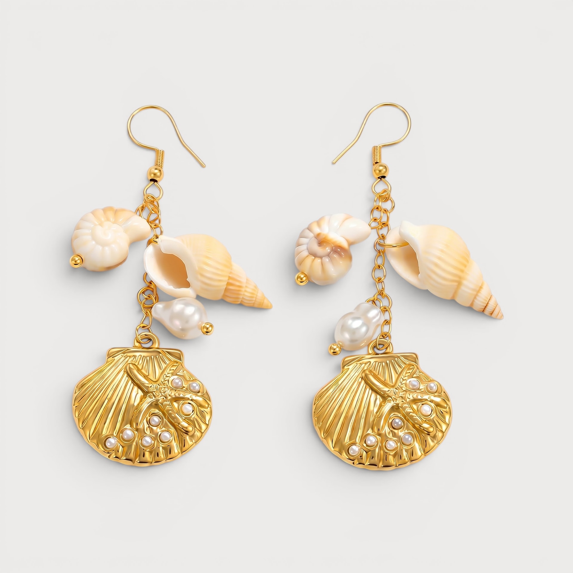 Boucles Wijdane dorées, cascade de coquillages clairs autour d’un coquillage doré et petites perles blanches
