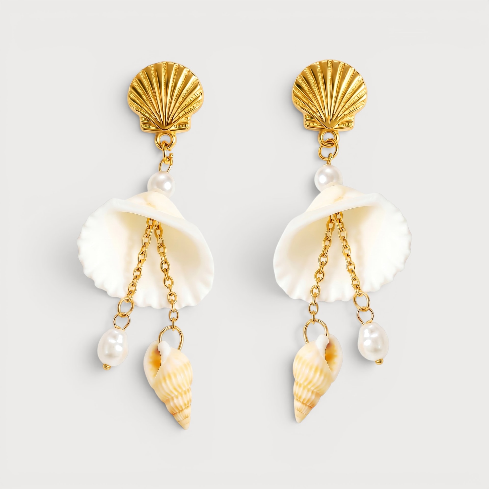 Boucles Zineb, coquillage doré sur une grande coquille blanche, chaînes et motif coquillage allongé