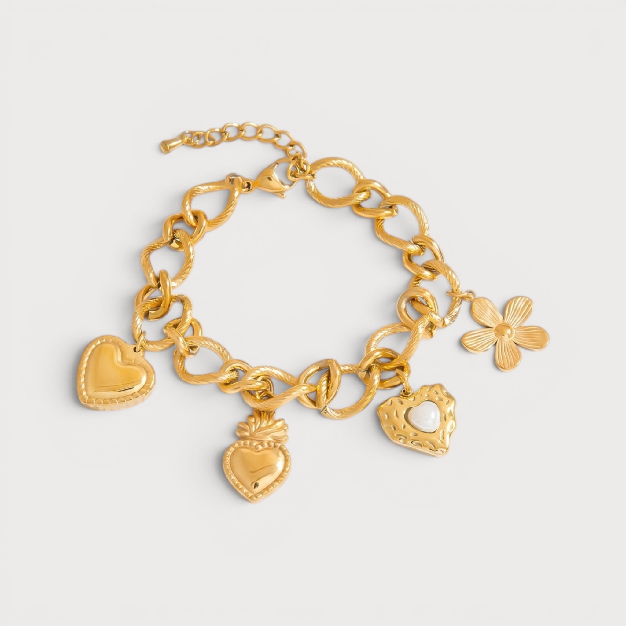 Bracelet trois cœurs et fleur texturée en acier inoxydable doré | Bloom × Blaze