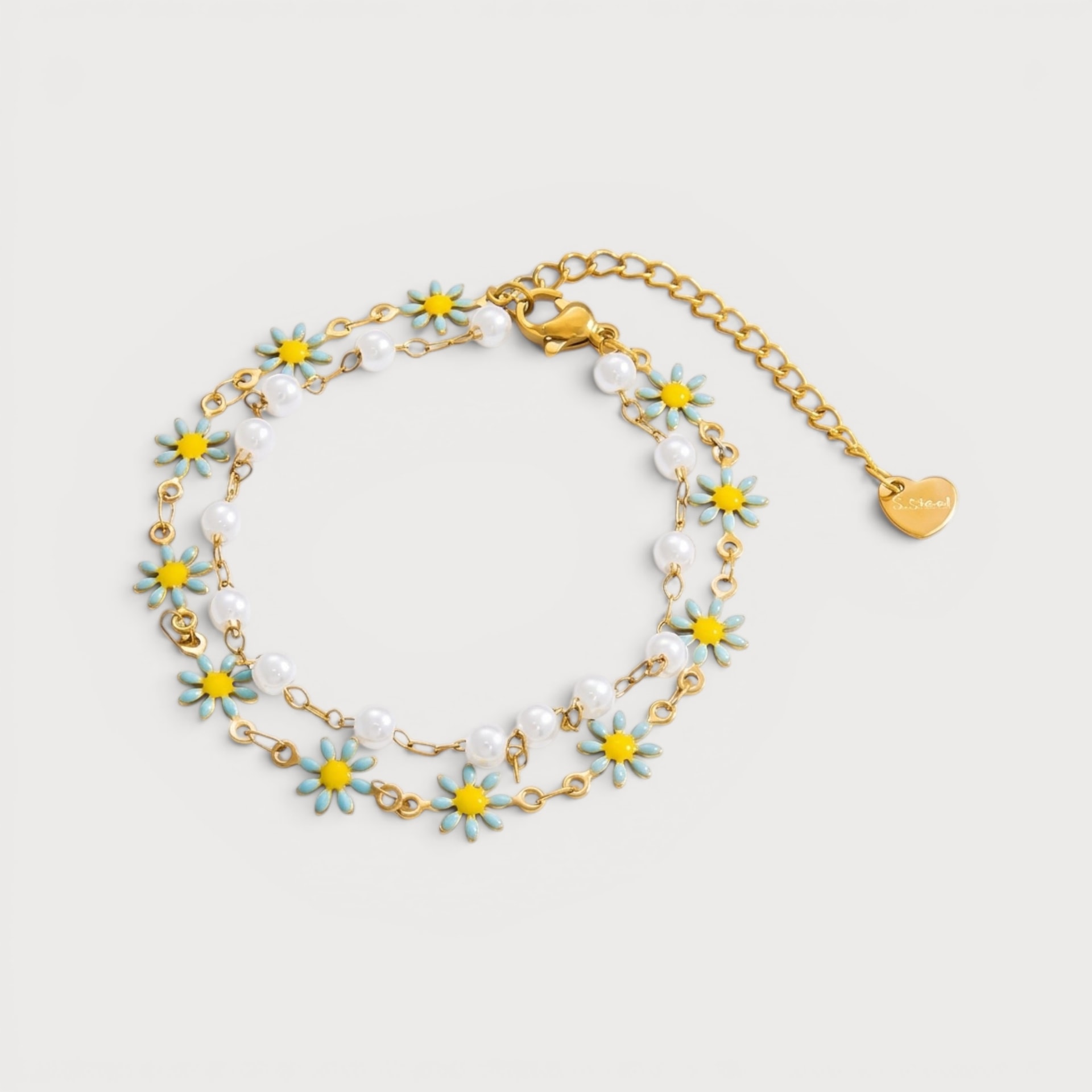 Bracelet Azahara : deux rangs réunissent de petites fleurs bleu pâle à cœur jaune et des perles blanches.