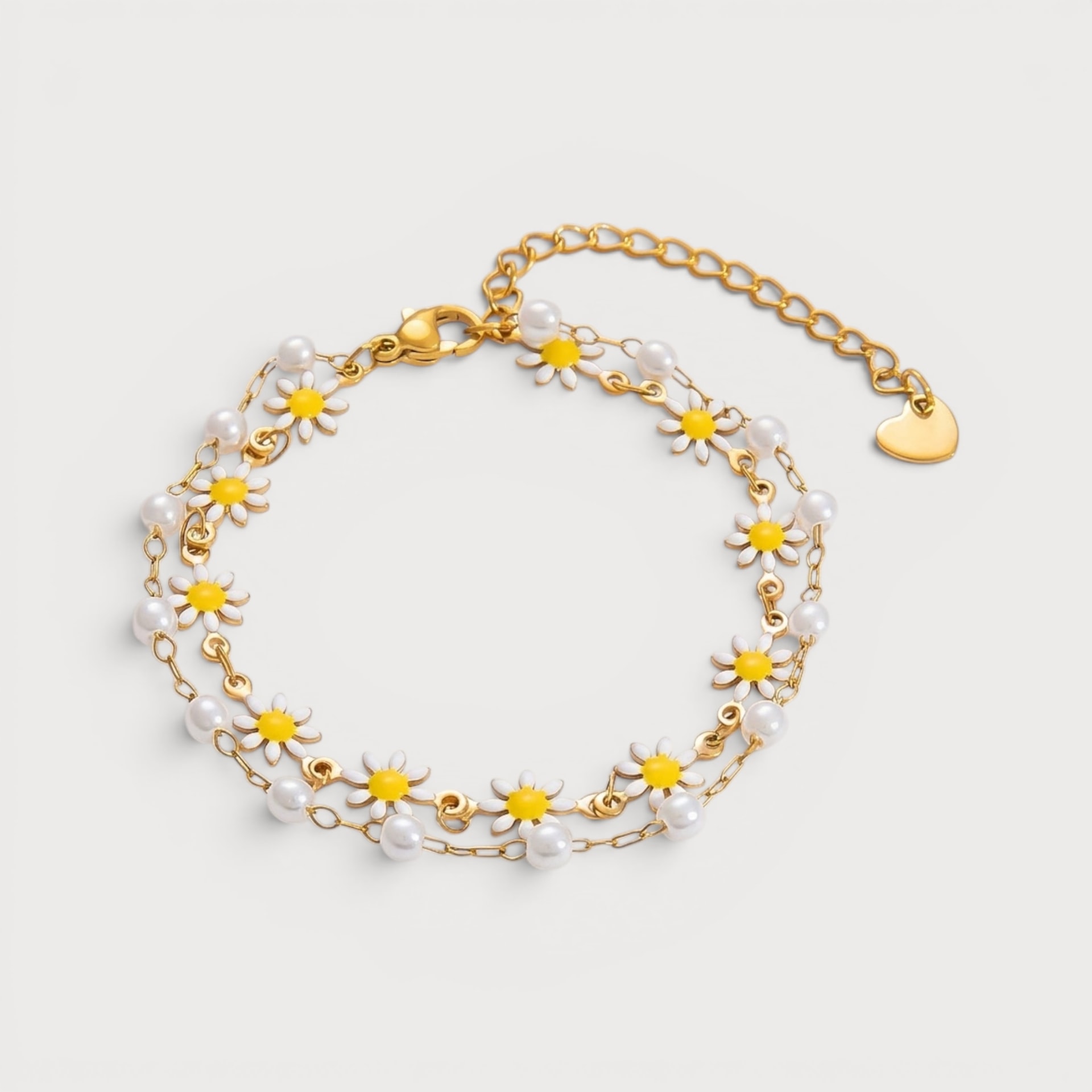 Bracelet Claudette : deux rangs associent de petites marguerites blanches à cœur jaune et des perles blanches.
