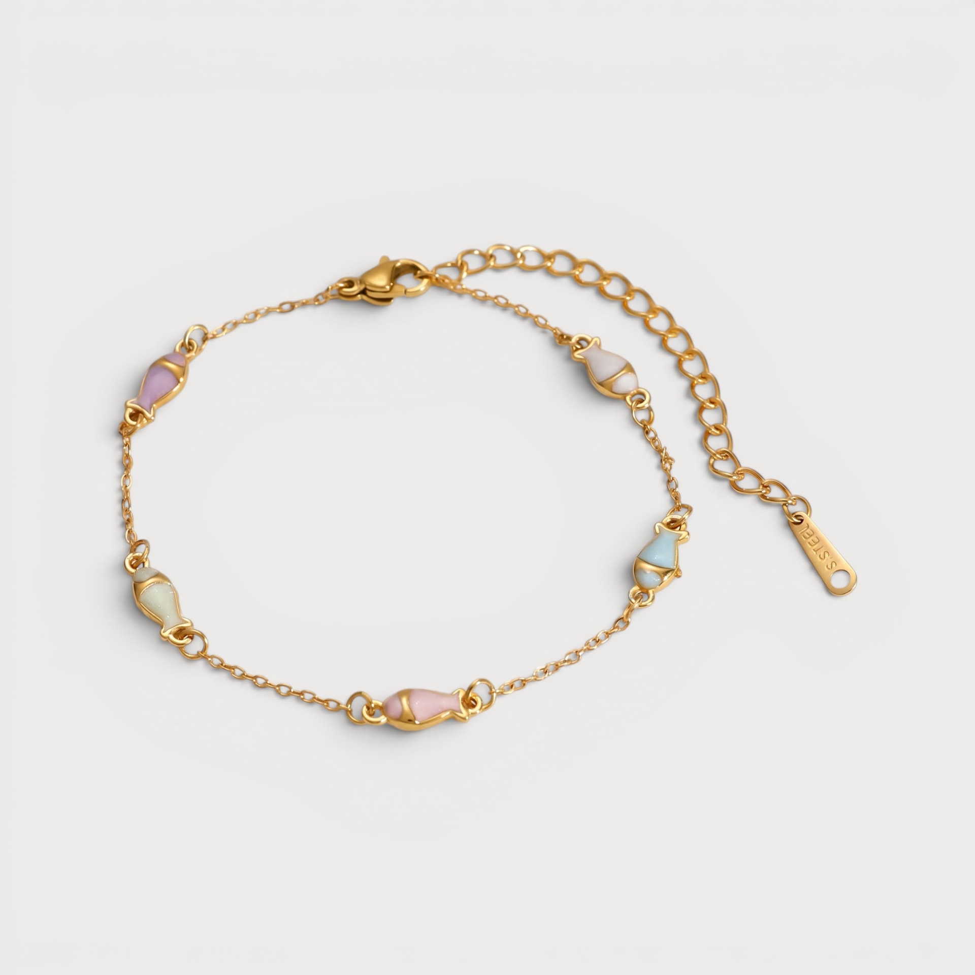 Bracelet Honorée doré, cinq petits poissons pastel sur chaîne fine