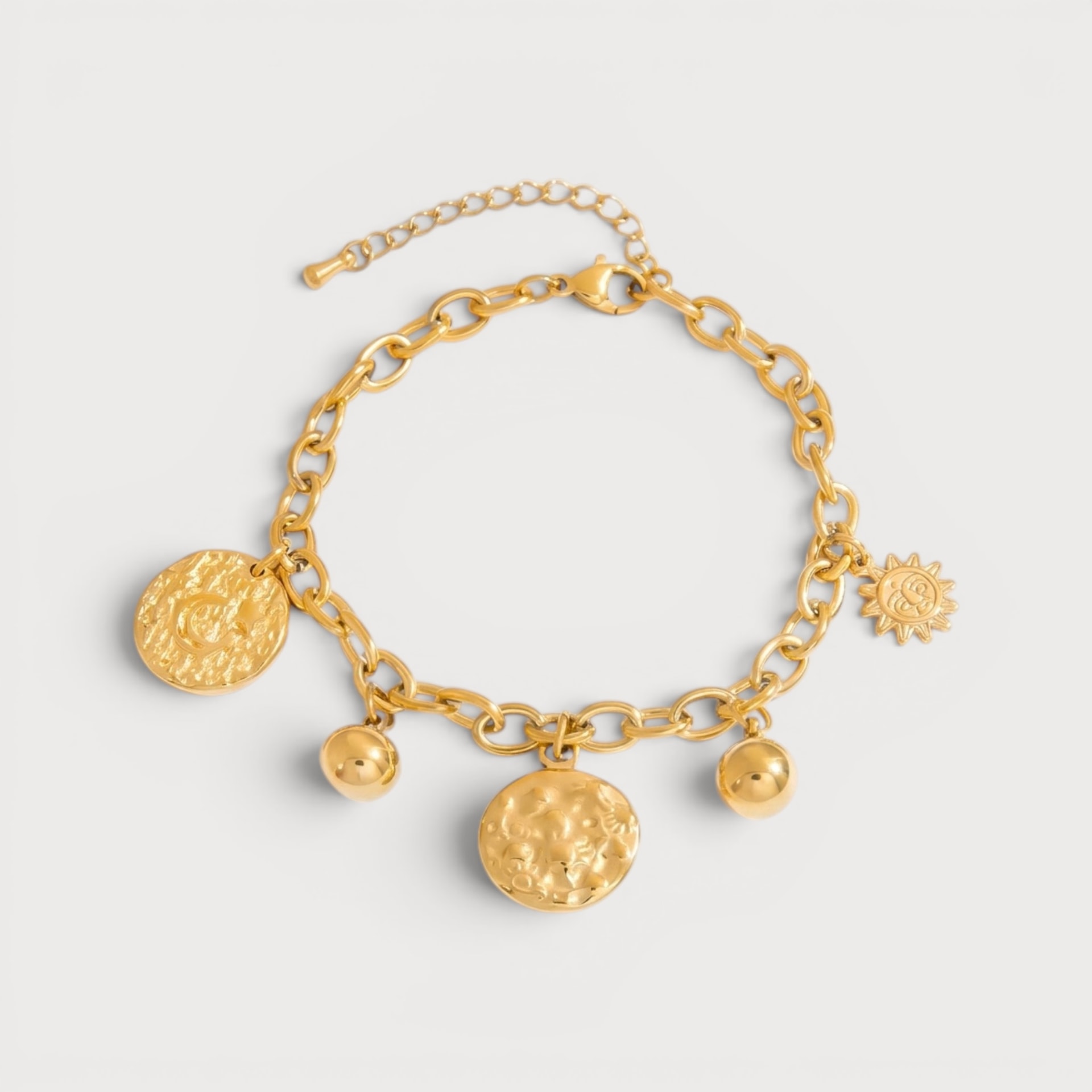 Bracelet charms soleil et médailles martelées en acier inoxydable doré