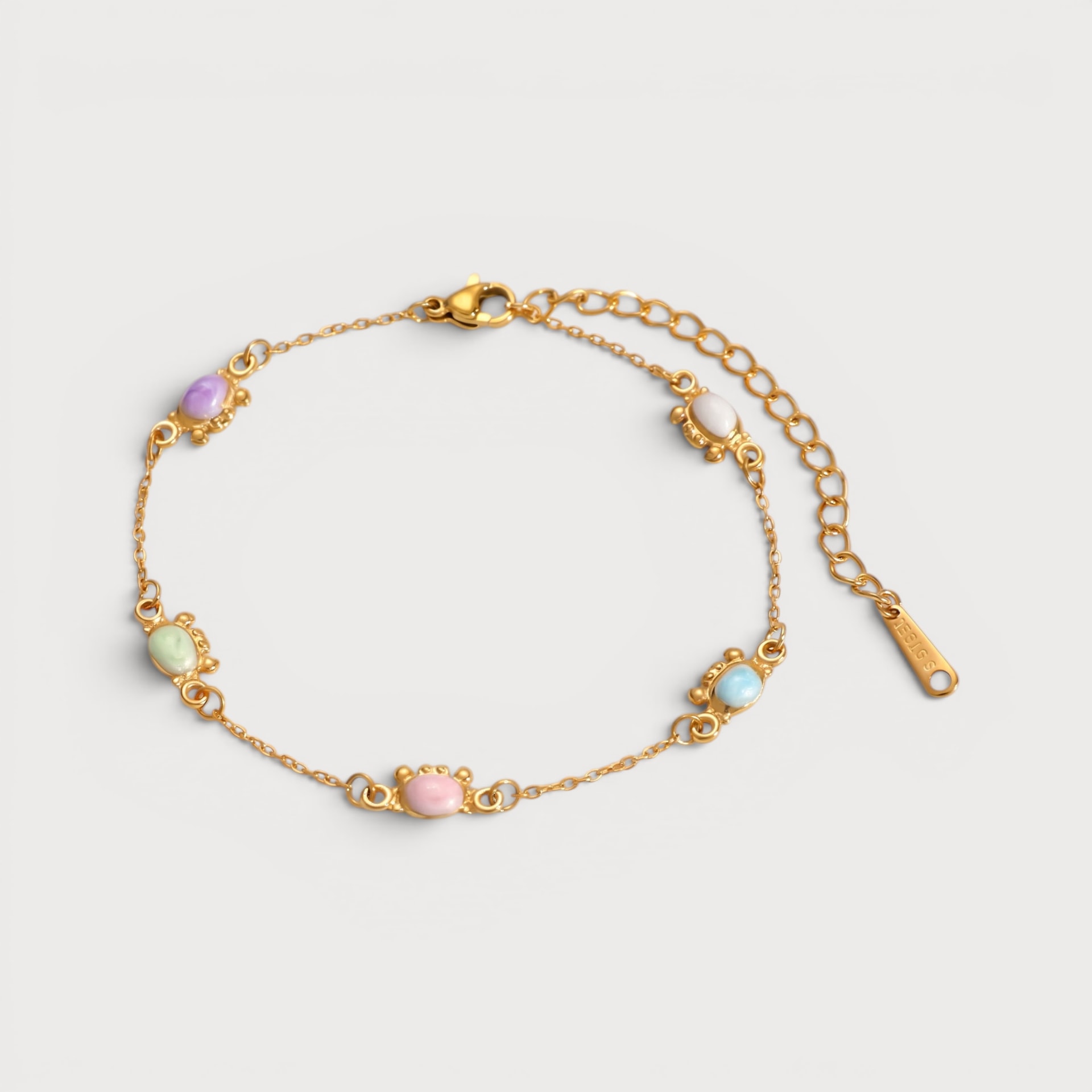 Bracelet Leila doré, cinq petits crabes pastel sur chaîne fine
