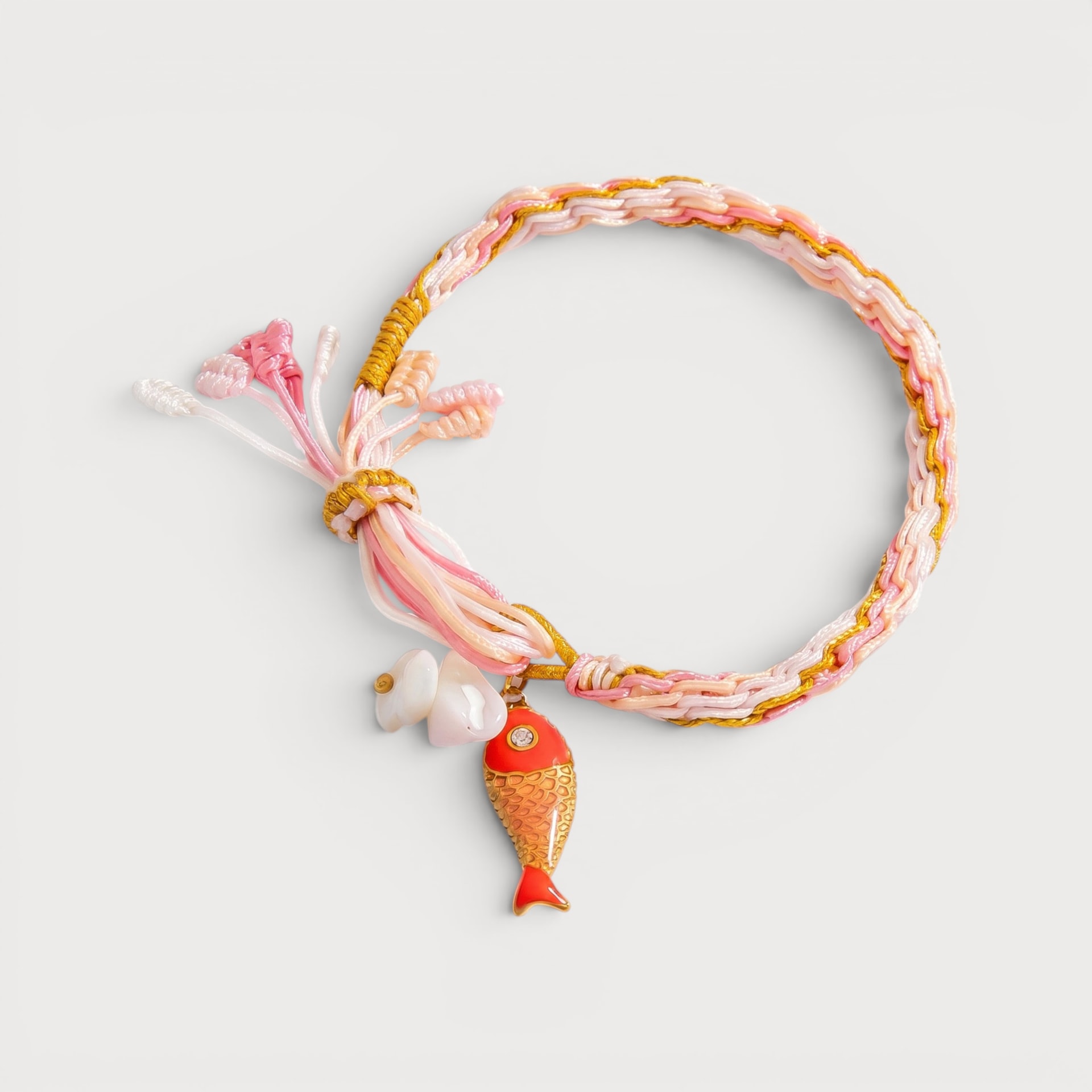 Bracelet cordon tressé, poisson émaillé rouge et coquillages