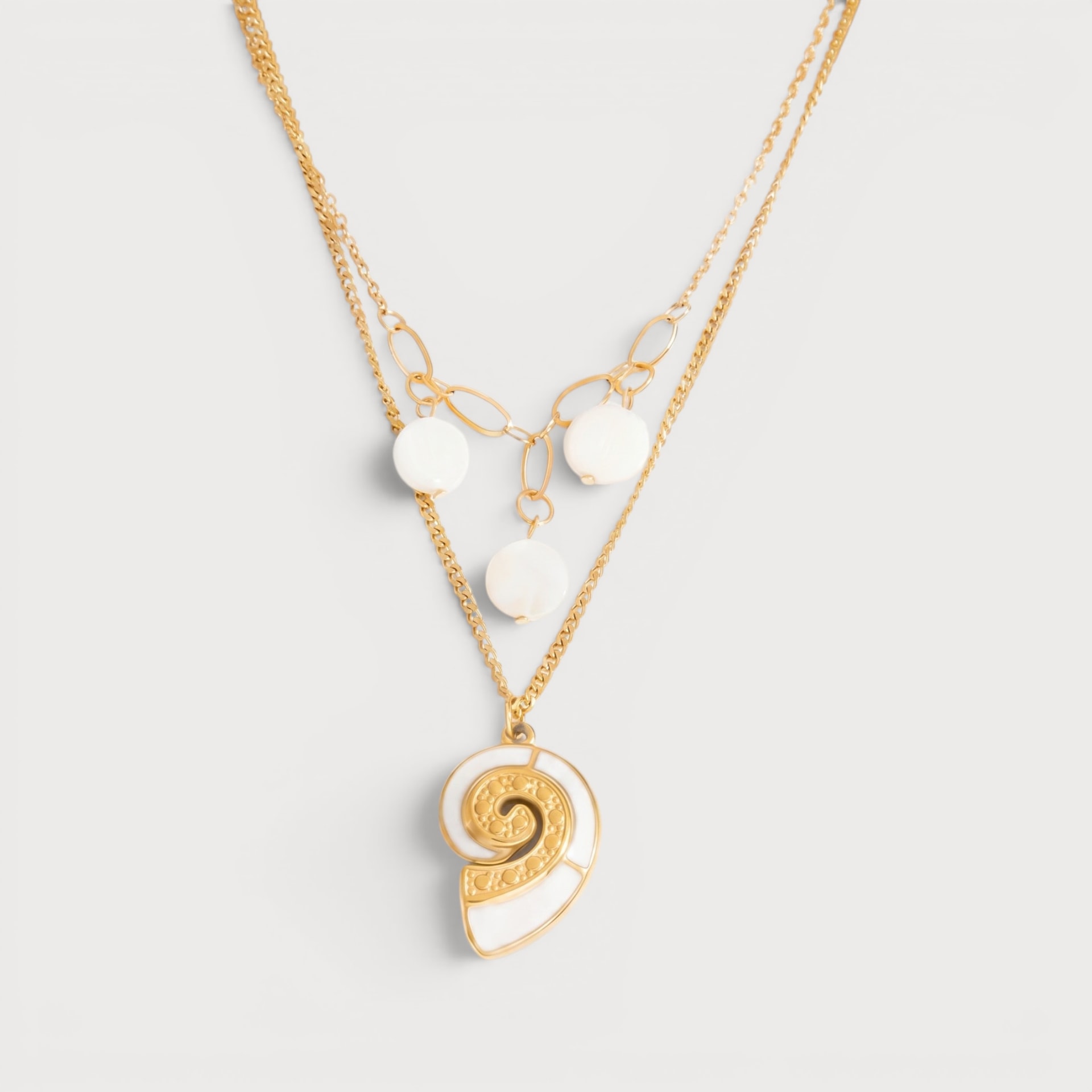 Collier Alisa double rang doré, perles blanches et pendentif coquillage en spirale blanc et doré
