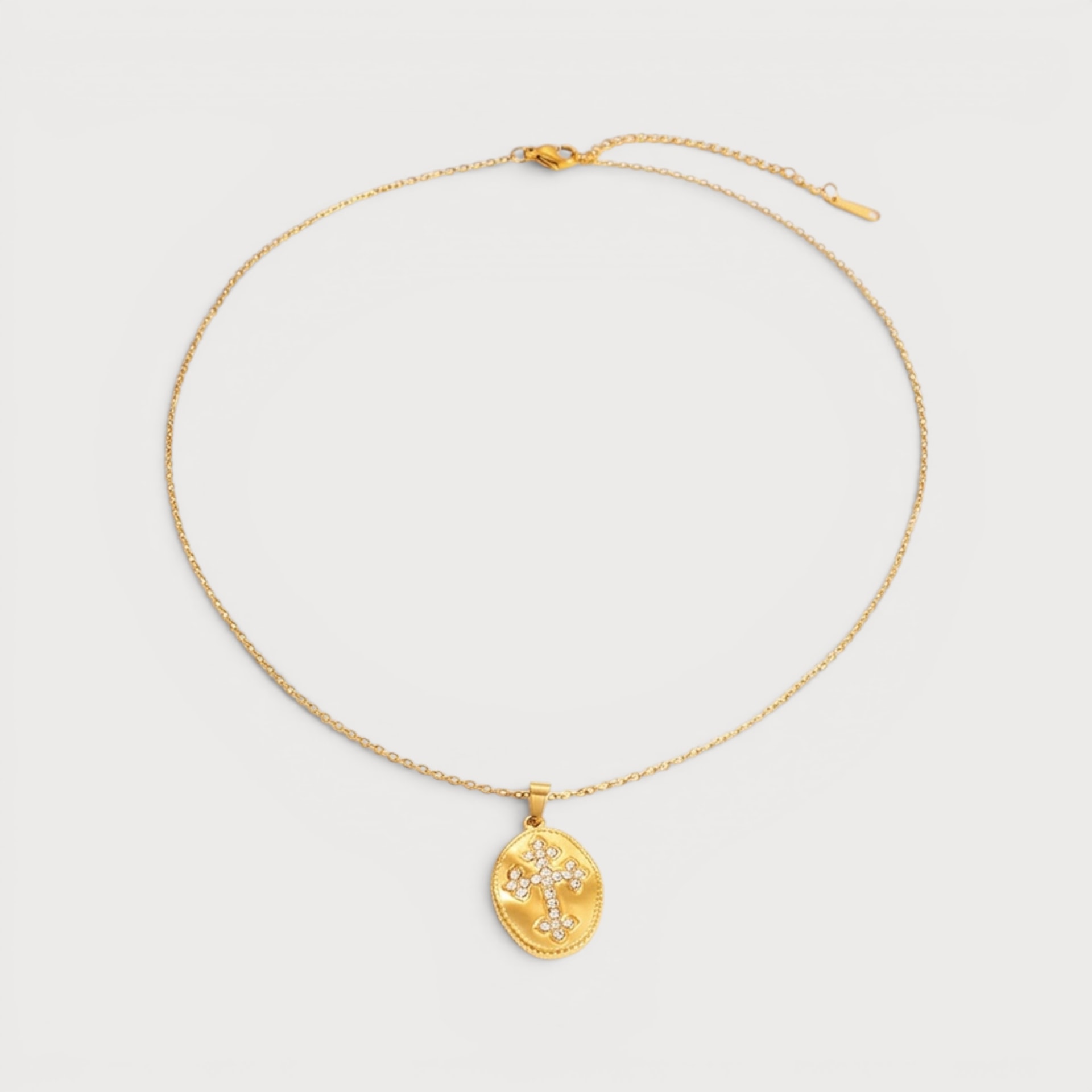Collier médaille ovale croix sertie en acier inoxydable doré