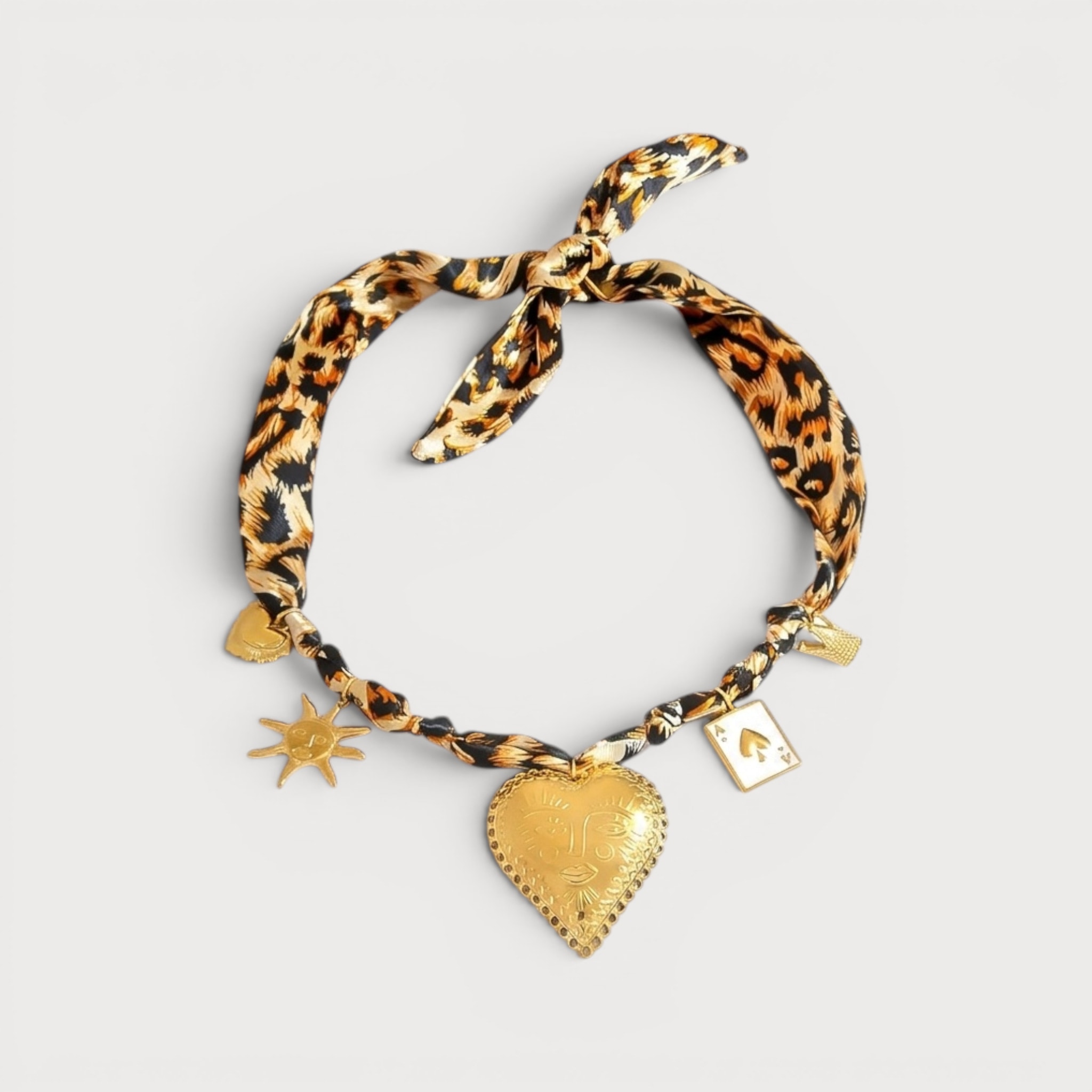 Collier bandana grand cœur au visage en acier inoxydable doré | Bloom × Blaze