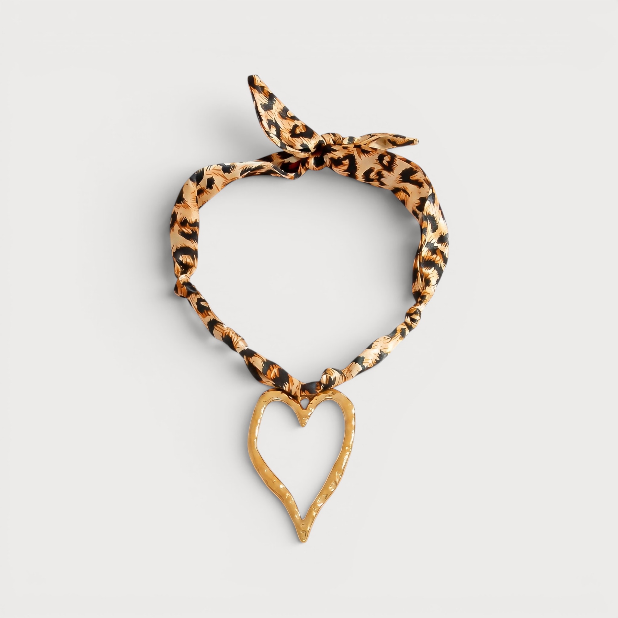 Collier ruban léopard et cœur ouvert en acier inoxydable doré | Bloom × Blaze