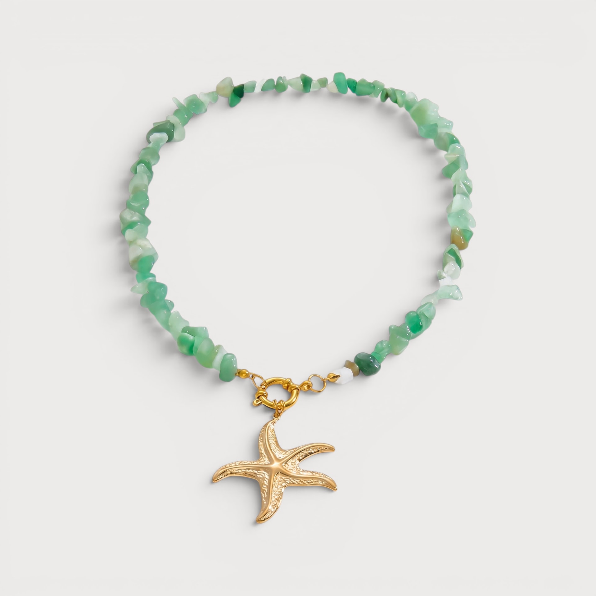 Collier Laetitia, rang d’éclats verts, fermoir rond et étoile de mer dorés