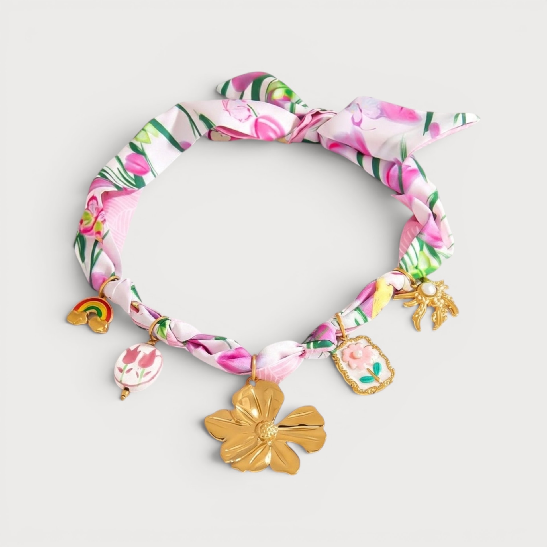 Collier à ruban fleuri et breloques en acier inoxydable doré