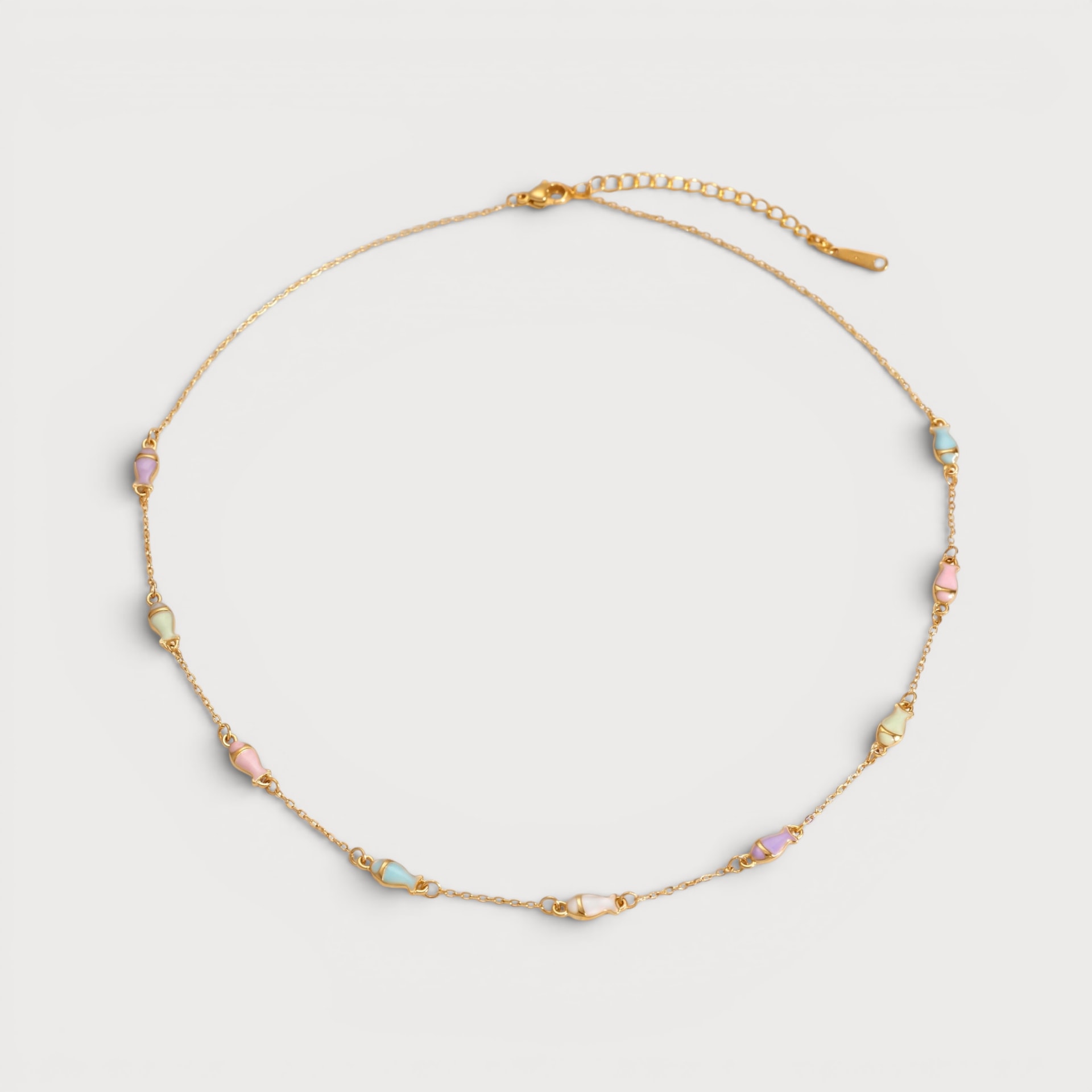 Collier Louise-Béatrice doré, succession de petits poissons pastel sur chaîne fine