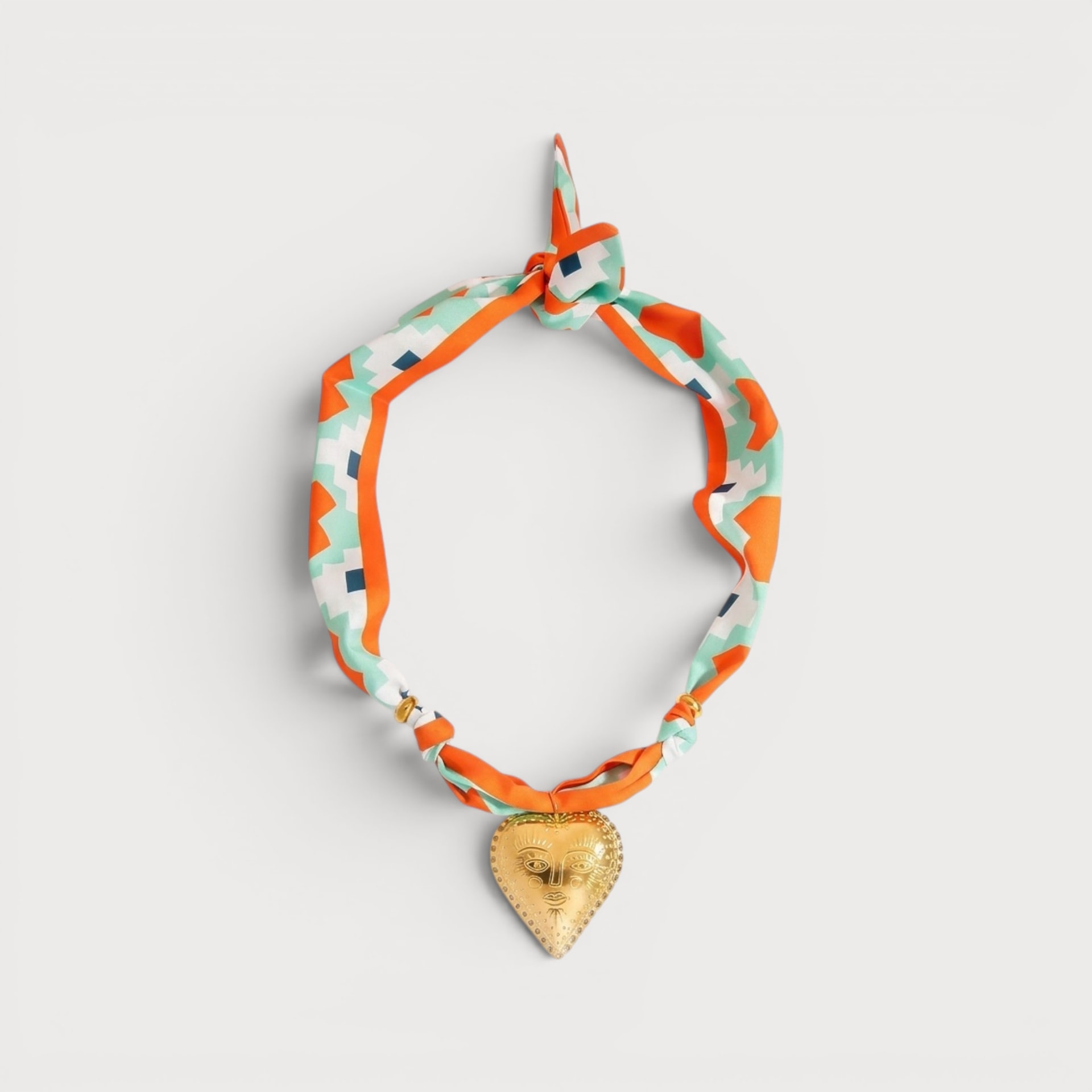 Collier Luciana, foulard orange et vert pâle à cœur doré décoré d’un soleil