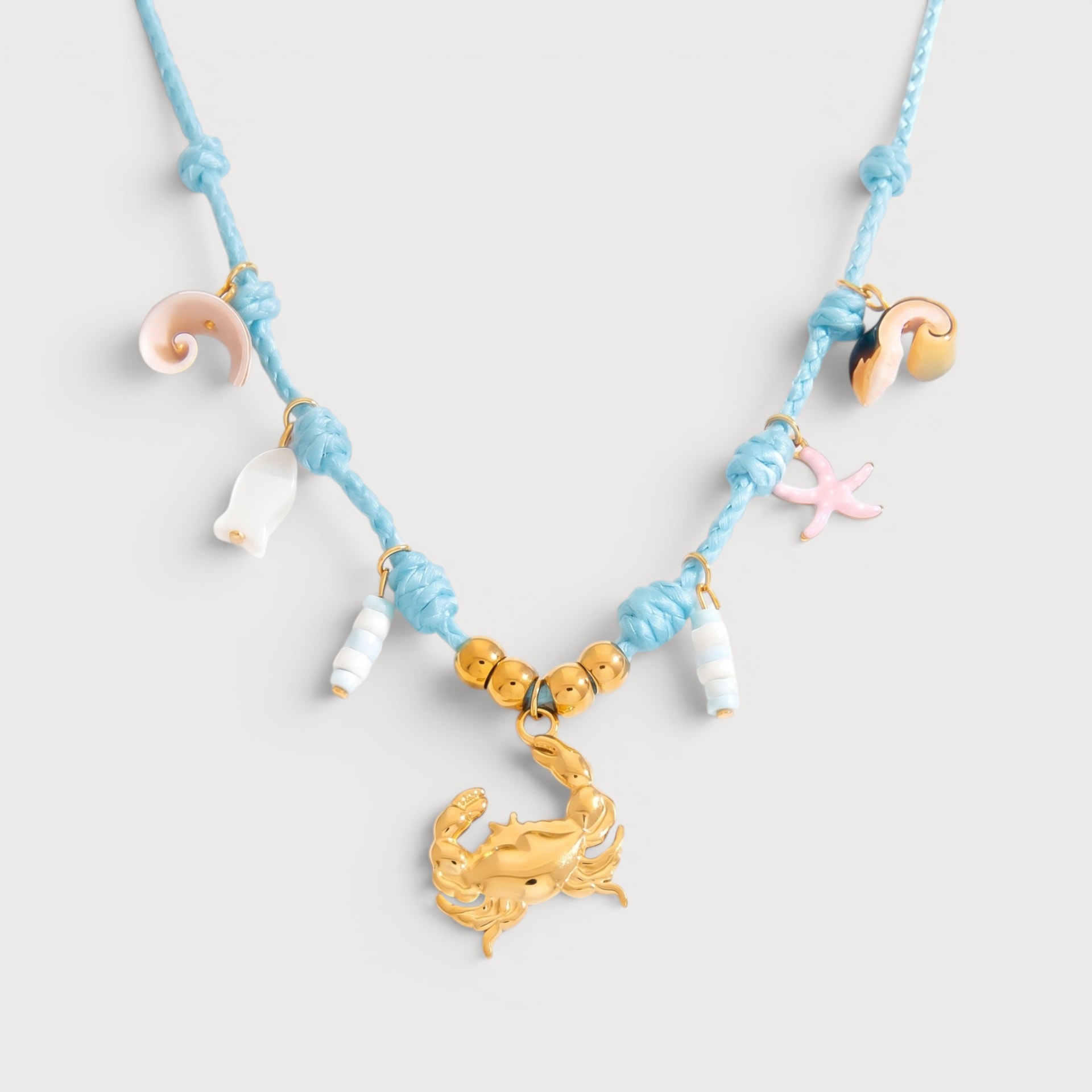 Collier crabe doré et coquillages multicolores, cordon bleu