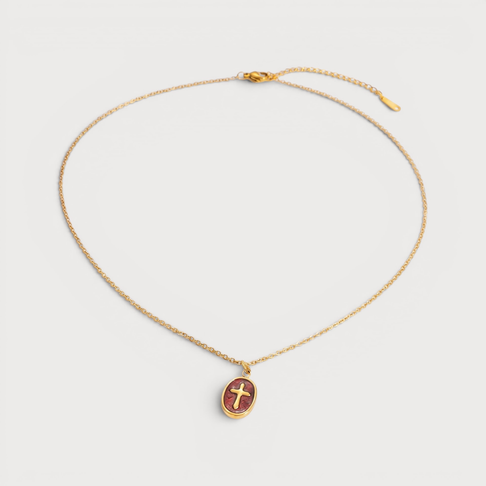 Collier Maud à médaillon ovale rouge bordé de doré et petite croix centrale