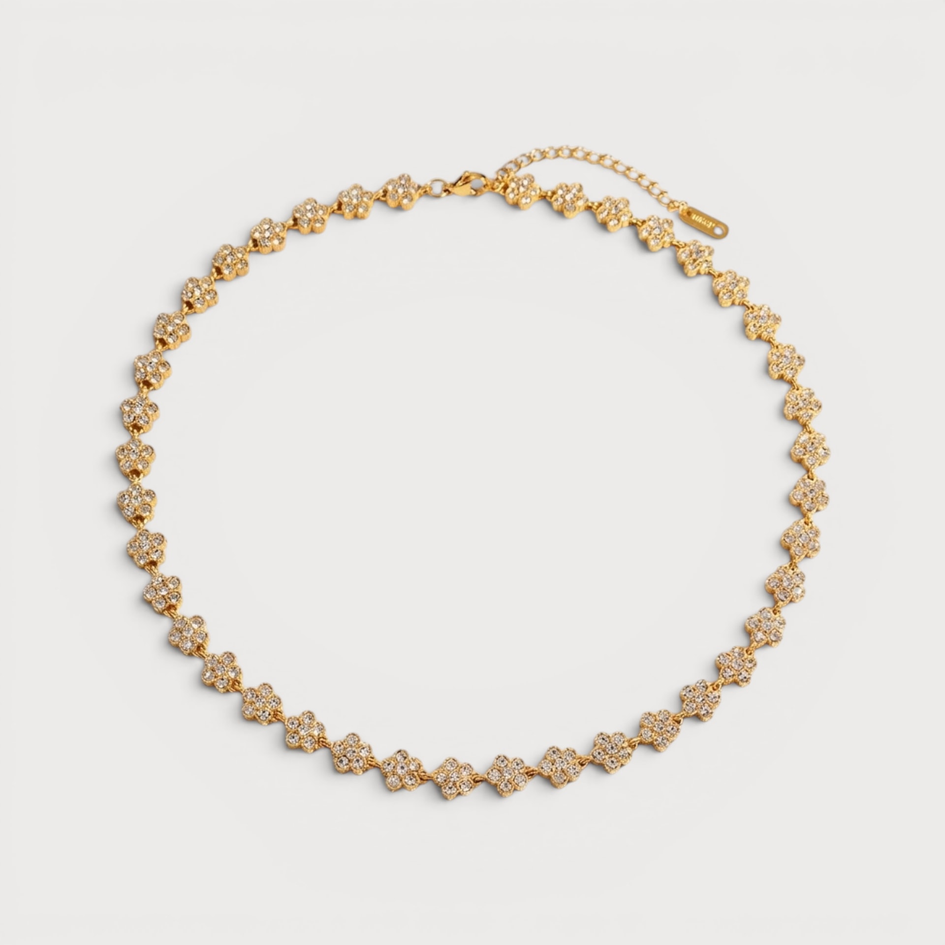 Collier Mélisande : une succession de petites fleurs dorées aux détails brillants compose le tour du collier.