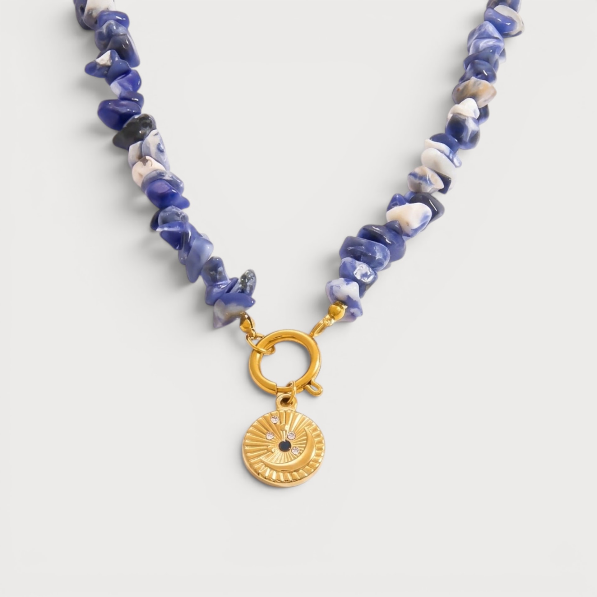 Collier Micaela, éclats bleus et blancs, fermoir rond et médaille lune dorés