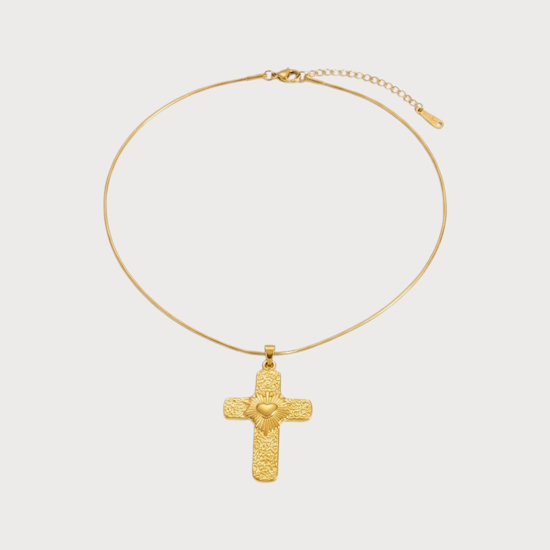 Collier croix martelée au cœur rayonnant en acier inoxydable doré