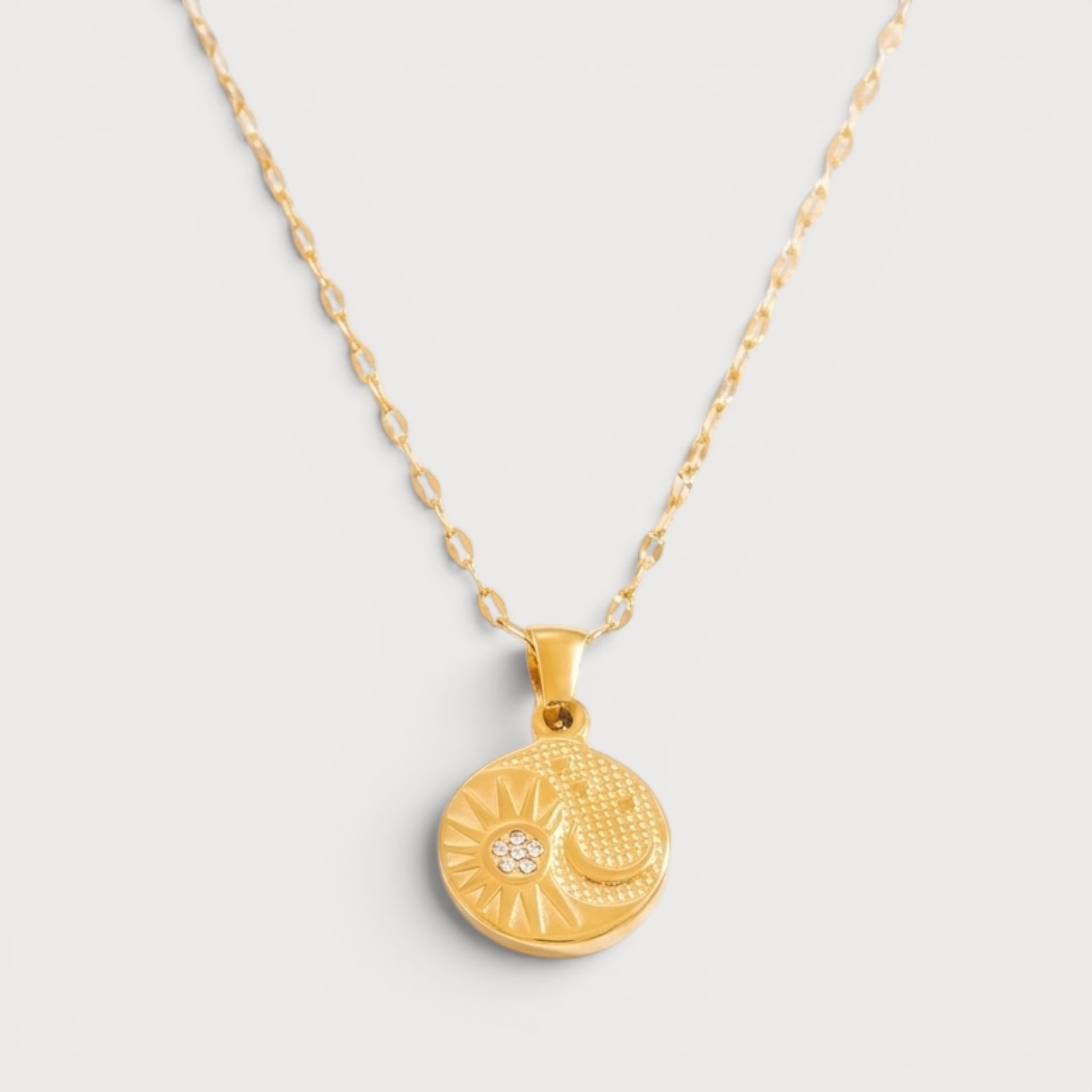 Collier médaillon soleil et lune en acier inoxydable doré
