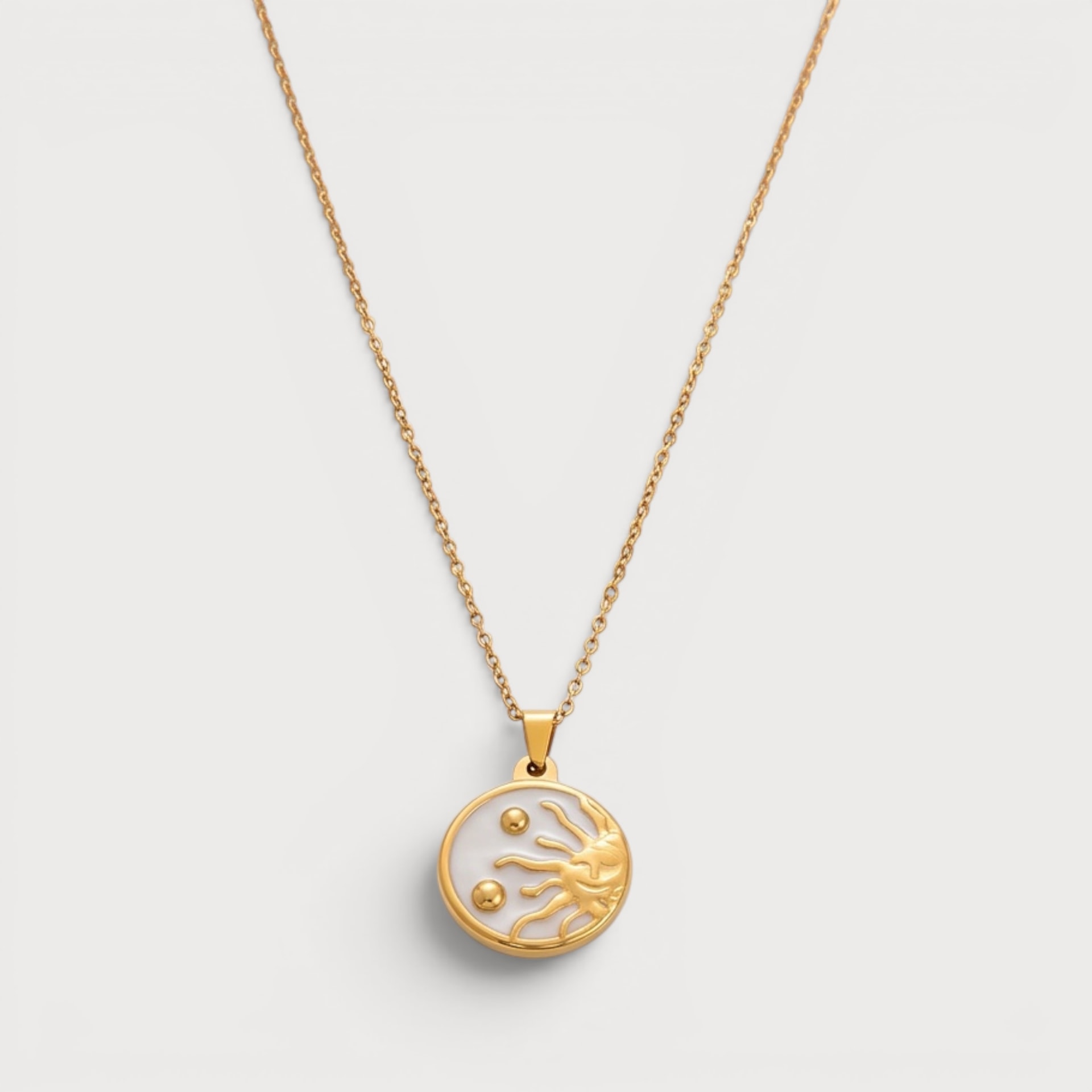 Collier médaillon soleil émaillé blanc en acier inoxydable doré