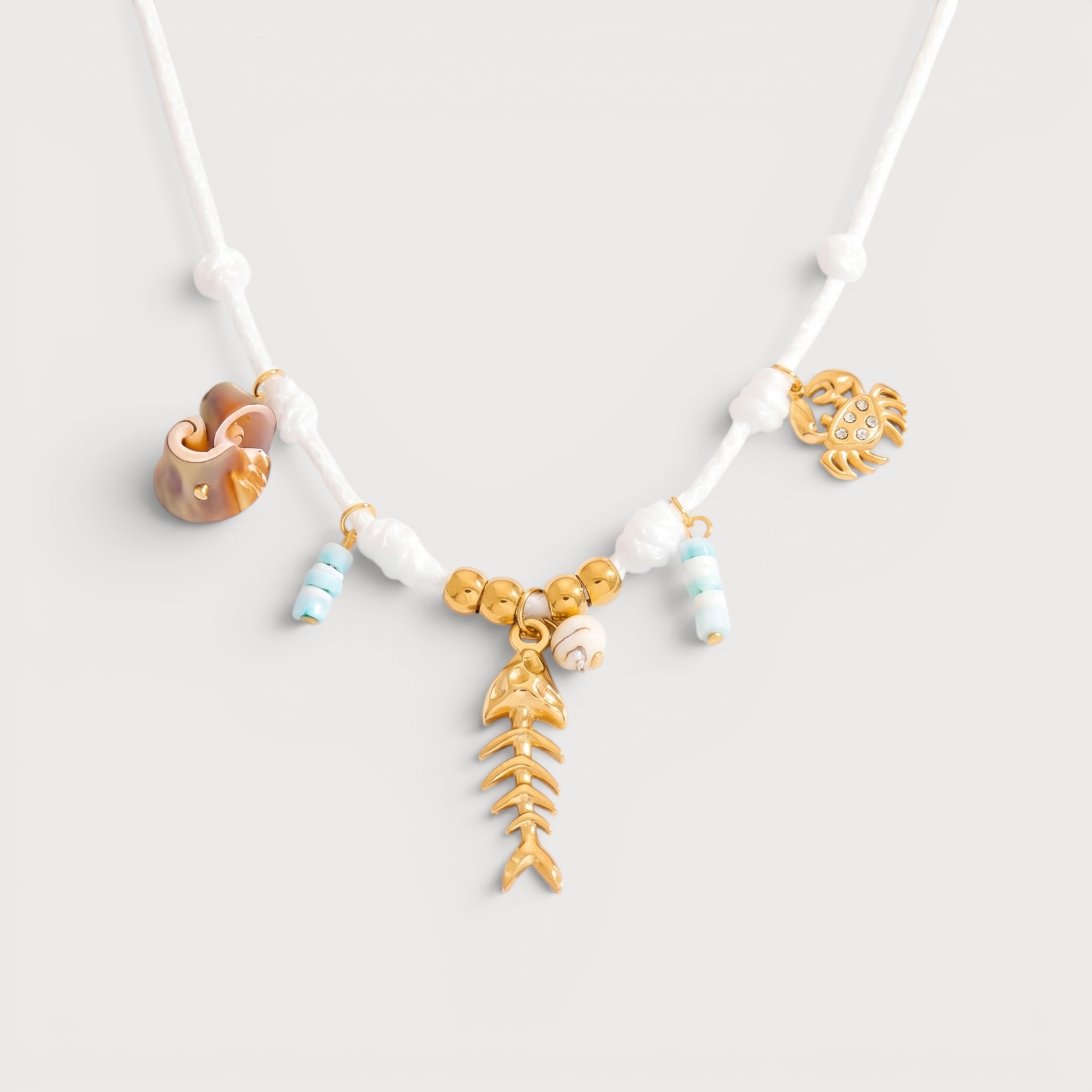 Collier crabe à pierres claires et coquillages, cordon blanc | Bloom × Blaze